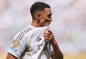 皇马跟队记者：阿诺德因右腿肌肉不适缺席与巴黎的比赛