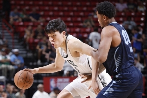 王健：杨瀚森有亮点也暴露出了不足 尤其是对于篮板球的保护