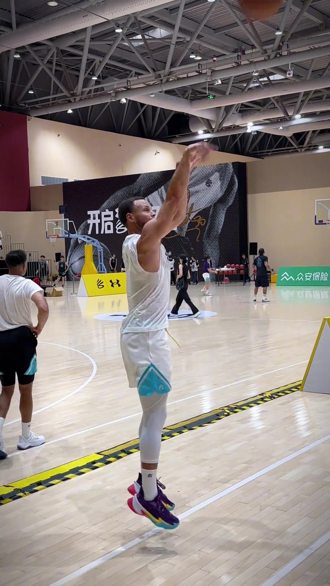 开云线上入口-这就是历史第一射🔥库里中国行三分训练站在边线上25连中