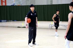 开云线上入口-夏晓司：山东男篮进行了体能恢复、投篮训练、跑田径场等体能拉练