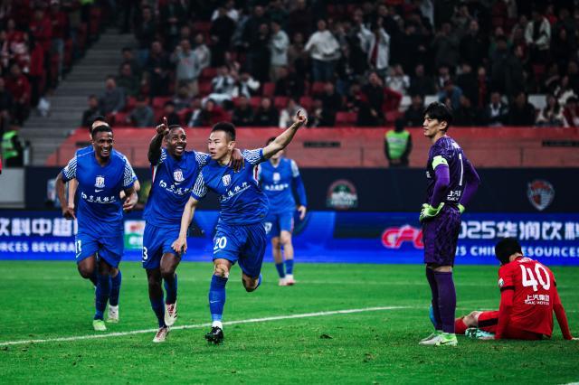 开云线上入口-他是传奇！于汉超玄学再发威 德比战差点掀翻海港